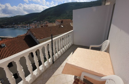 Cove Rogacic Apartment | Sea View One-Bedroom Apartment with Terrace in Vis