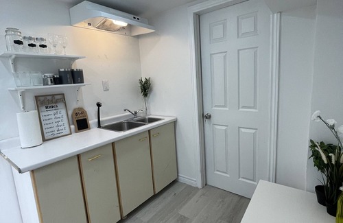 Bendale House | Convenient One Bedroom Suite with Easy Bus Access