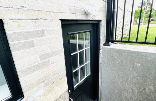 Bendale House | Convenient One Bedroom Suite with Easy Bus Access
