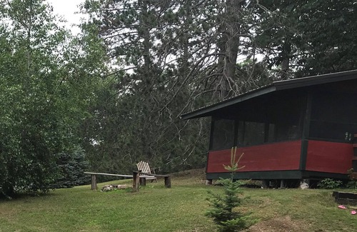 Iron River Cabin | Pet-Friendly One-Bedroom Cabin with Ocean View & Spa