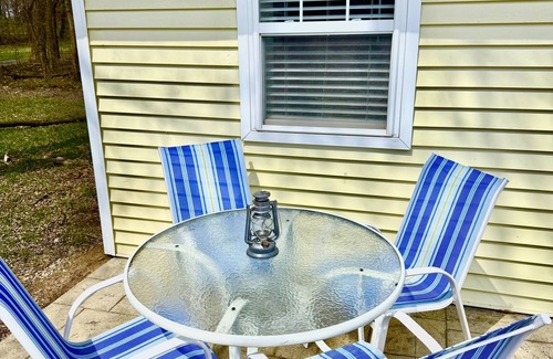 Monticello Cottage | Cozy One Bedroom Cottage with Pool and Breakfast Included