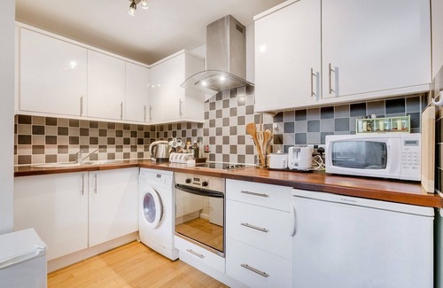 Ravenscourt Park Apartment | Inviting One Bedroom Flat in Chiswick with Parking