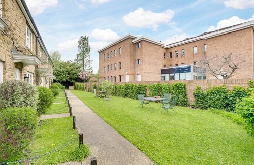 Ravenscourt Park Apartment | Inviting One Bedroom Flat in Chiswick with Parking