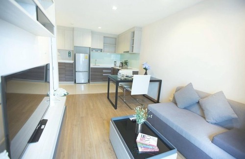 Khlong Tan Nuea Apartment | One Bedroom Grand Suite A with Pool and Family Amenities