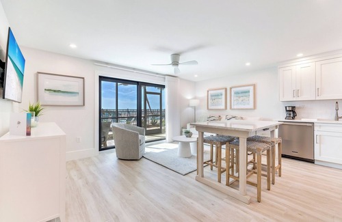 Sanibel Condo | Ocean's Reach: Beachfront Views & Poolside Bliss Await!