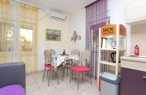 Kastel Kambelovac Apartment | Cozy Beachside Retreat in Kaštel Kambelovac