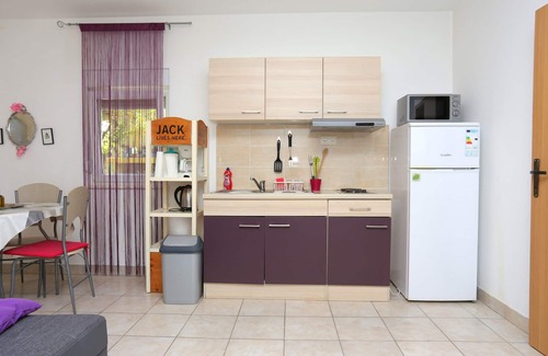 Kastel Kambelovac Apartment | Cozy Beachside Retreat in Kaštel Kambelovac