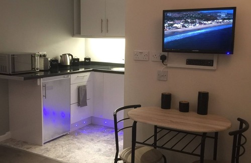 Bexhill-on-Sea House | Modern Oceanfront One Bedroom Terraced House - Guest Rated 10/10