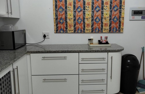 Selborne Cottage | Cozy One Bedroom Guest House in a Quiet Neighborhood