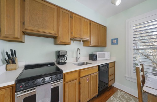 Seaside House | Cozy One Bedroom Cottage Steps from the Beach