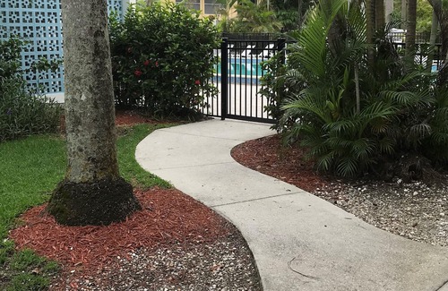 Old Naples Condo | Prime Location Near Beach and Dining in Naples