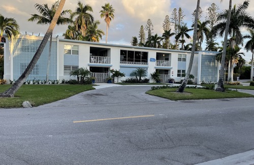 Old Naples Condo | Prime Location Near Beach and Dining in Naples