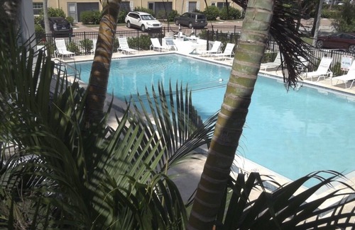Aqualane Shores Condo | Steps from the Beach: Family-Friendly Stay with Ocean Views