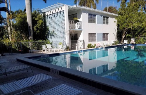 Aqualane Shores Condo | Steps from the Beach: Family-Friendly Stay with Ocean Views