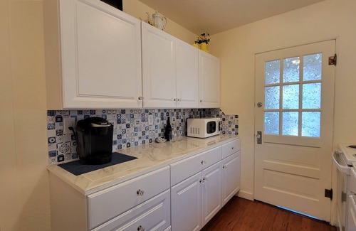Cottonwood House | Historic Bungalow Steps from Old Town with Breakfast Included