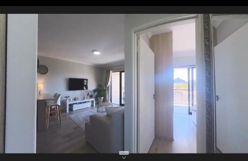 Tokai Apartment | Immaculate 2-Bed Apartment with Pool in Cape Town