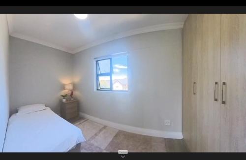 Tokai Apartment | Immaculate 2-Bed Apartment with Pool in Cape Town