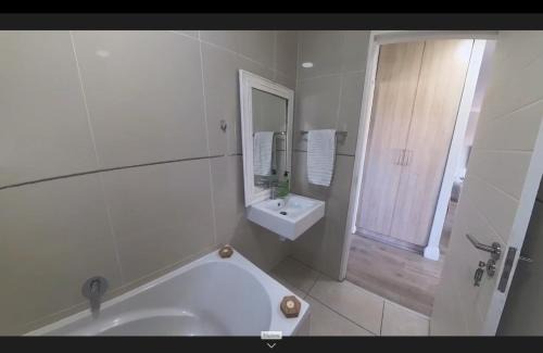 Tokai Apartment | Immaculate 2-Bed Apartment with Pool in Cape Town