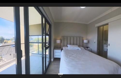 Tokai Apartment | Immaculate 2-Bed Apartment with Pool in Cape Town