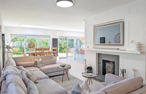 West Wittering House | Family-Friendly One Elms Way - Ideal for West Wittering Getaway