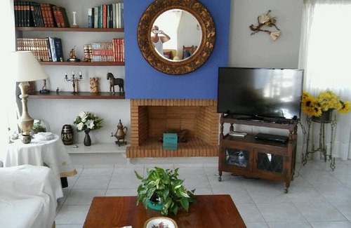 Petaloudes Apartment | Family-Friendly Retreat: One Flat on One Floor