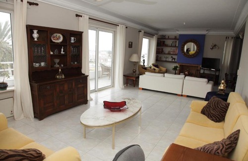 Petaloudes Apartment | Family-Friendly Retreat: One Flat on One Floor