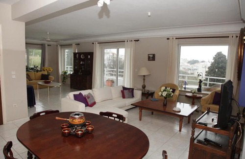 Petaloudes Apartment | Family-Friendly Retreat: One Flat on One Floor