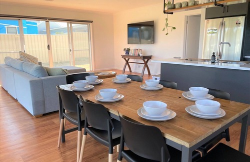 Waterhouse House | Golf Lover’s Retreat: FREE WIFI & Central Location