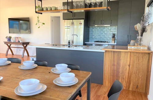Waterhouse House | Golf Lover’s Retreat: FREE WIFI & Central Location