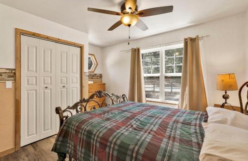Woodlands House | Pet-Friendly Retreat at One Hundred Pines Ranch #2005