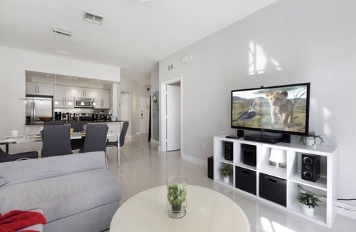 Windsor Hills Condo | Magical One in a Minion Condo, 5 Mins to Disney & More