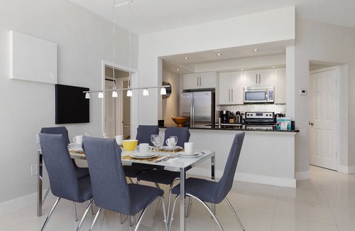 Windsor Hills Condo | Magical One in a Minion Condo, 5 Mins to Disney & More