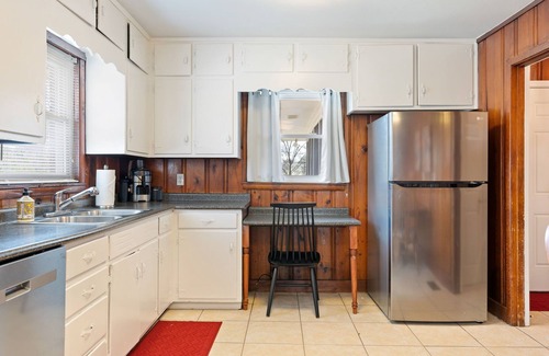 Gardendale House | Convenient Access to UAB with Breakfast Included