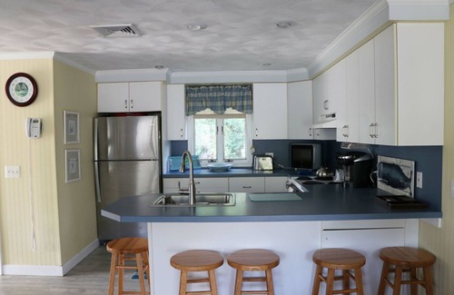Bonnet Shores House | Top-Rated Home with A/C, Breakfast & Kitchen Amenities