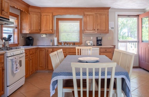 Narragansett House | Cozy Retreat Steps from Scarborough Beach with Breakfast