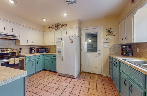 Laguna Vista House | Ideal Retreat with Nature Trail and Screened Patio Access
