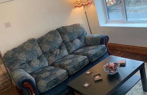 Tunstall Apartment | Cozy Apartment with Kitchen & Breakfast for Family Stays