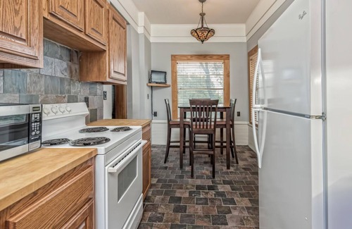 Austin Ave. House | Perfect Stay Near Fixer Upper Silos - Pet Friendly & Pool