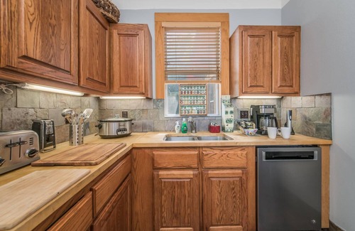 Austin Ave. House | Perfect Stay Near Fixer Upper Silos - Pet Friendly & Pool