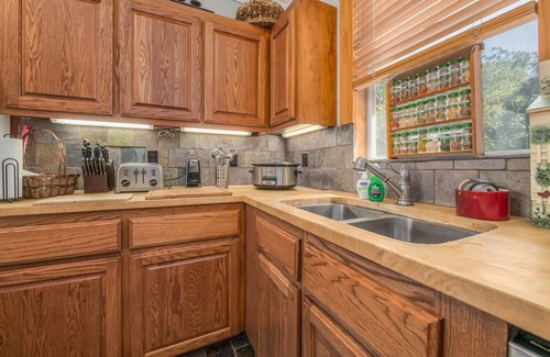Austin Ave. House | Perfect Stay Near Fixer Upper Silos - Pet Friendly & Pool