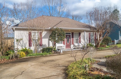 Hanceville House | Convenient Stay Near the Shrine of the Most Blessed Sacrament