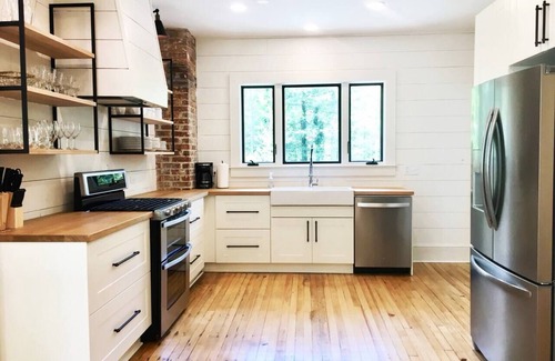 Flat Rock House | Experience The Village House: Dining, Hiking & Spa Retreat