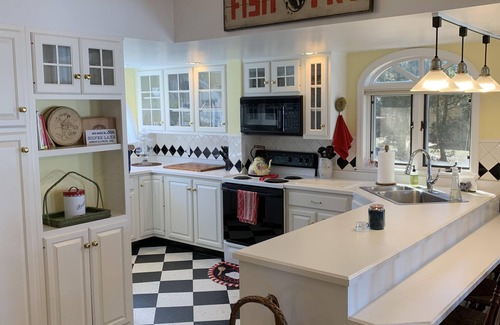Castile House | Unique Lakeside House with Spa & Family-Friendly Amenities