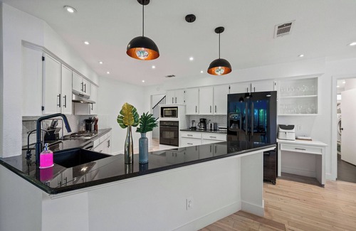 Garland House | One-of-a-Kind Mansion with Treehouse Suite *Location*