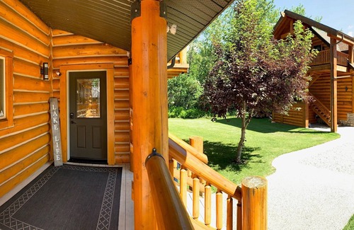 Division No. 11 House | Unforgettable Pigeon Lake Lakefront Retreat with Ocean Views