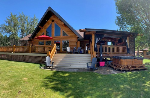 Division No. 11 House | Unforgettable Pigeon Lake Lakefront Retreat with Ocean Views