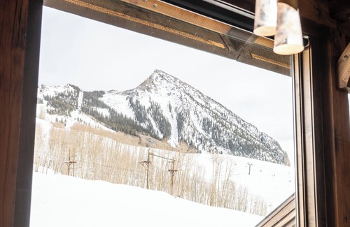 Crested Butte Condo | Unique Ski-in/Out Mountain Retreat with Private Hot Tub
