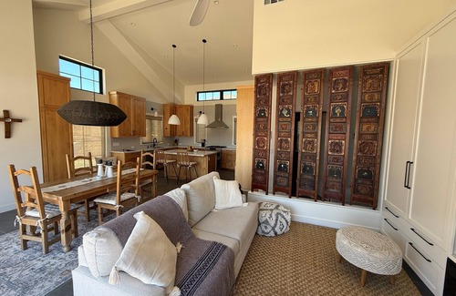 Concord Cottage | Distinctive Wine Country Retreat with Full Kitchen Amenities