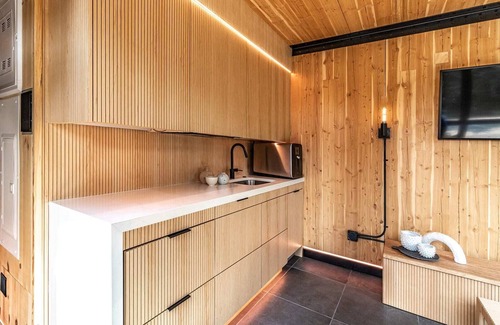 South Perry District House | Eco-Friendly Blockhouse Home: Pet-Friendly with Wifi