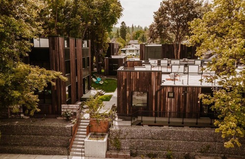 South Perry District House | Eco-Friendly Blockhouse Home: Pet-Friendly with Wifi